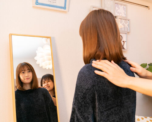鏡の前で姿勢チェック