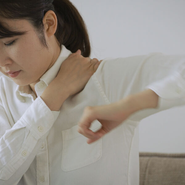 何気ない肩のストレッチから